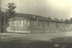 Drevený „barak“ prevezený zo Svetlíc v roku 1949
